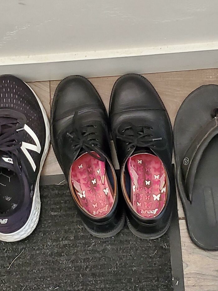 Mi hija puso sus sandalias dentro de mis zapatos de trabajo para poder usarlas y "ser como papá".