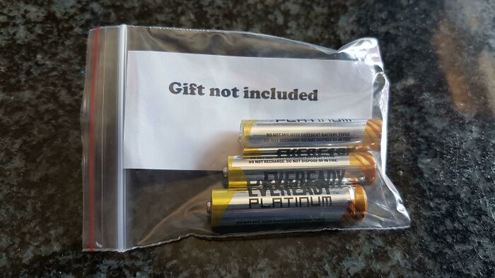 Siempre nos hacemos regalos irónicos, y este año a mi hermana menor le salió genial: no incluye baterías