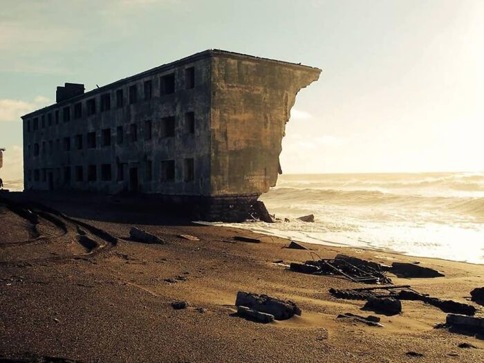 Los restos de un edificio de apartamentos de concreto en Kirovsky, un antiguo pueblo de pescadores de Kamchatka que fue abandonado en 1964