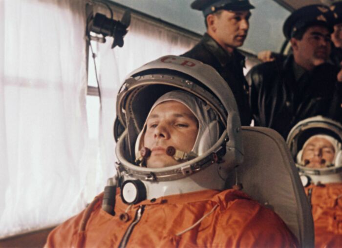 Los cosmonautas soviéticos Yuri Gagarin y Gherman Titov, con sus trajes de vuelo y cascos, en un autobús que se dirige al lugar de lanzamiento del Vostok 1 en el cosmódromo de Baykonur, Kazajistán, URSS, el 12 de abril de 1961. Gagarin pronto se hizo famoso como el primer hombre en el espacio