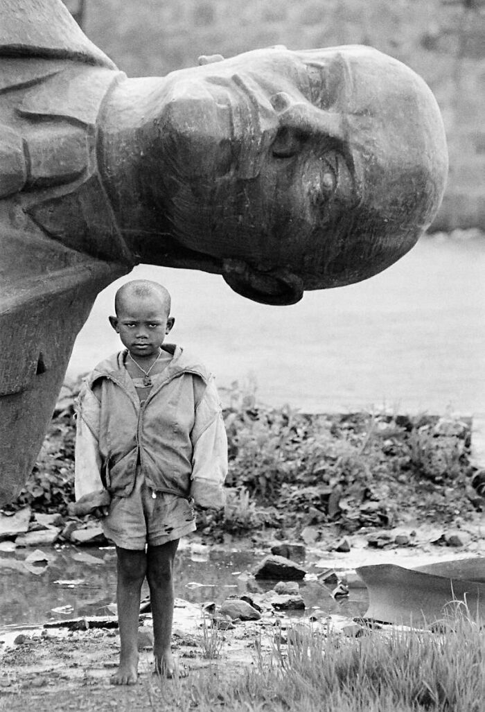Niño parado frente a la estatua caída de Lenin. Foto de Dario Mitidieri, Etiopía, 1991