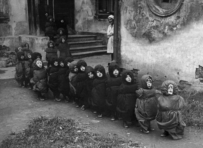 Niños en sacos de dormir son llevados a tomar su siesta de mediodía, 1930, URSS