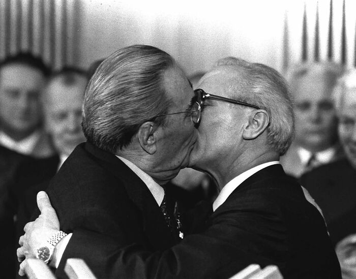 Leonid Brezhnev y Erich Honecker. Foto de Helmuth Lohmann, Berlín, RDA, 1979