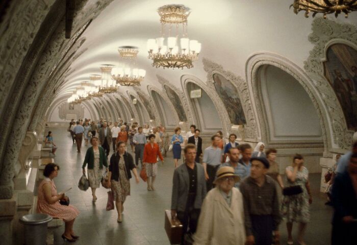 Estación de metro Kievskaya . Foto de Dean Conger, Moscú, URSS, 1964