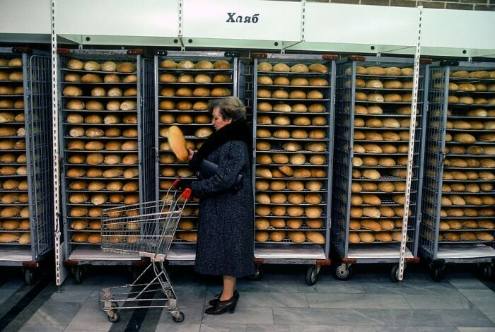 Pan en venta en un supermercado. Foto de Chris Niedenthal, Sofía, República Popular de Bulgaria, 1985