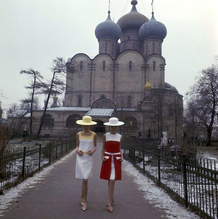 Las modelos holandesas Sonja Bakker y Femke Van De Bosch en Moscú. Foto de Paul Huf, URSS 1965