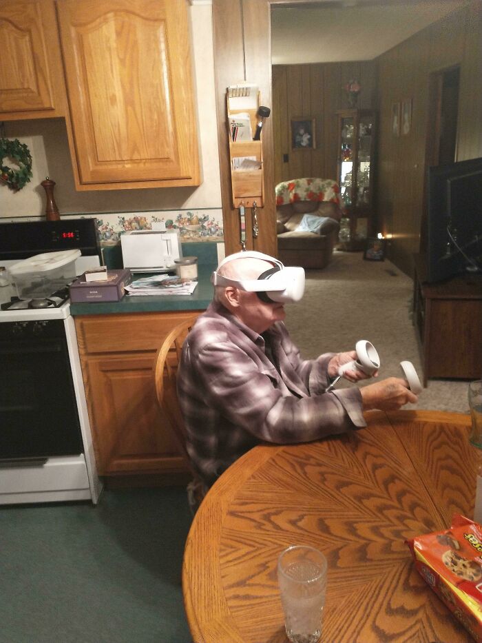 Bought My GF's 85-Year-Old Father An Oculus, He Loves It