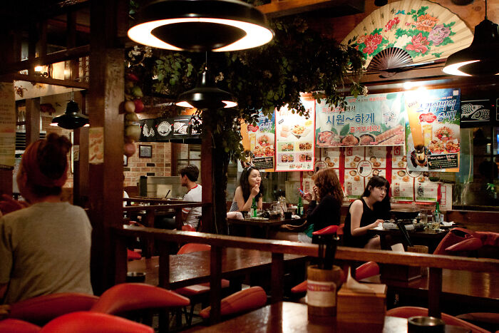 Dude Ditches Date At Restaurant After Finding Out She's Kinda Racist, Asks People Online If He Was Wrong To Do So Dude Ditches Date At Restaurant After Finding Out She's Kinda Racist, Asks People Online If He Was Wrong To Do So