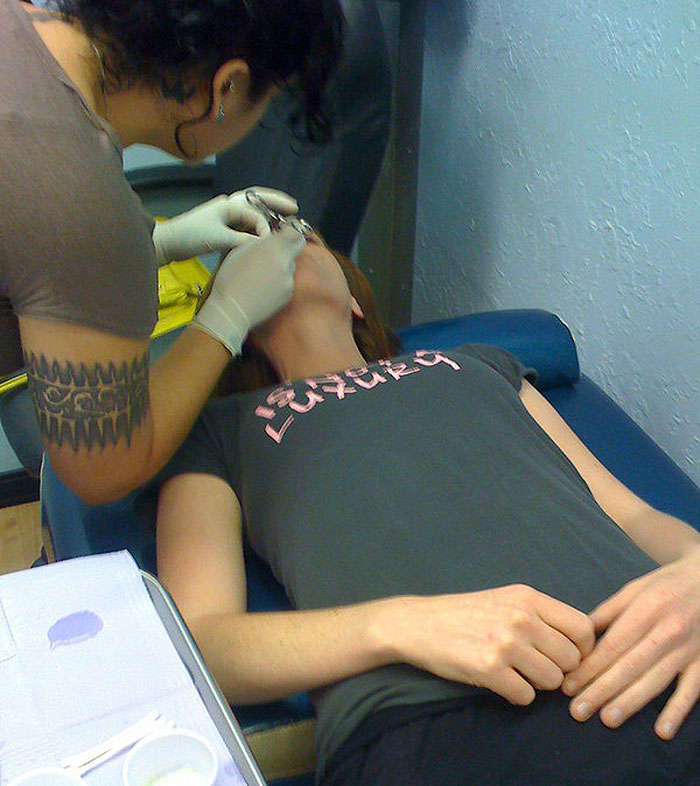 People Are Cracking Up At This Reply By A Piercing Studio Owner In Response To ‘Karen’ Leaving 1-Star Review People Are Cracking Up At This Reply By A Piercing Studio Owner In Response To ‘Karen’ Leaving 1-Star Review