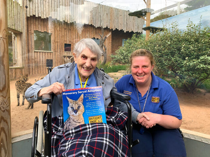 This 100-Year-Old Woman Had A Lifelong Ambition To Meet A Serval Cat And Her Dream Came True This 100-Year-Old Woman Had A Lifelong Ambition To Meet A Serval Cat And Her Dream Came True