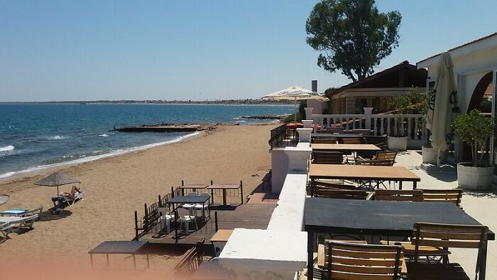“A Cosmo In One Hand And Filet Mignon In Another”: Rude Karen Won’t Listen To Waiter’s Warning About Rain, Loses The Table For The Whole Group “A Cosmo In One Hand And Filet Mignon In Another”: Rude Karen Won’t Listen To Waiter’s Warning About Rain, Loses The Table For The Whole Group