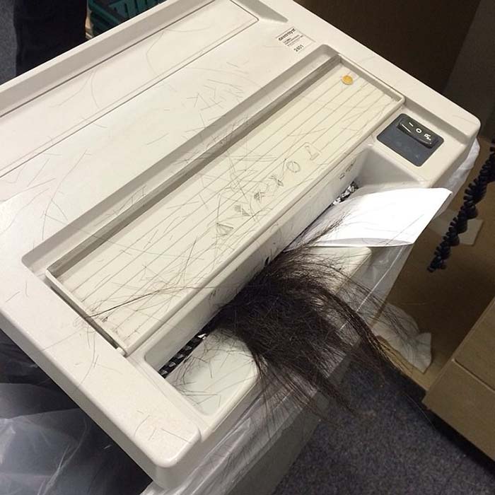 Mi amiga recibió un corte de pelo sorpresa en el trabajo hoy. Y fue gratis