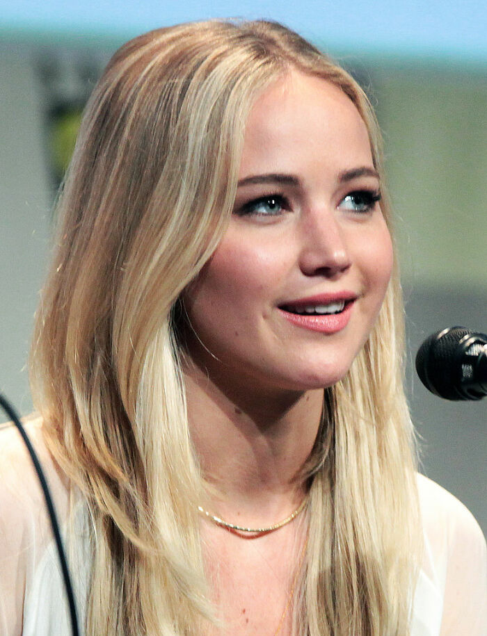 Blonde actress speaking at a panel event, highlighting popular actor not well-connected or rich. Blonde actress speaking at a panel event, highlighting popular actor not well-connected or rich.