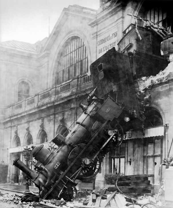 Train_wreck_at_Montparnasse_1895-61efa7cba265a.jpg