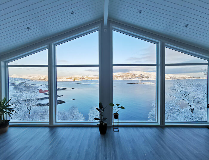 Vistas de la costa oeste noruega desde la sala de estar