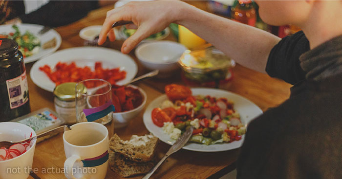 Woman Gets Blamed By Her Boyfriend For ‘Tricking’ Him Into Eating Vegan Food, Asks The Internet If She’s The Jerk Here