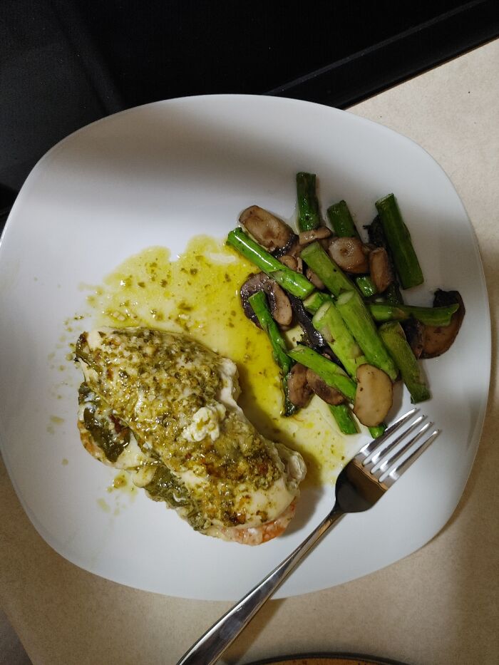 Chicken Breast Stuffed With Spinach, Tomatoes, Mozerella And Pesto, With Asparagus And Mushroom