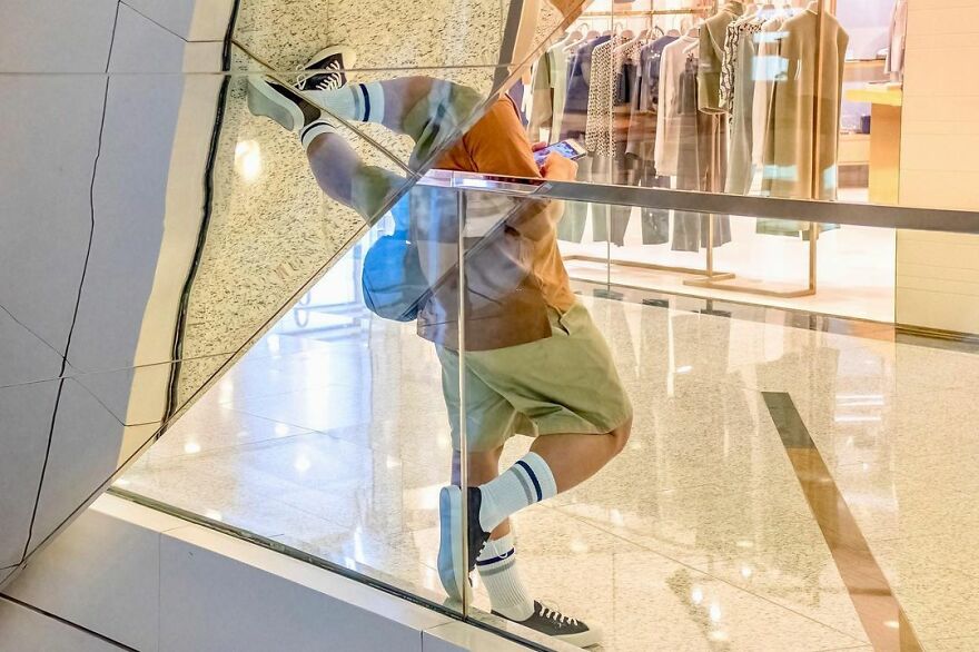 Photographer Continues To Roam The Streets Capturing Improbable Coincidences (59 New Pics)