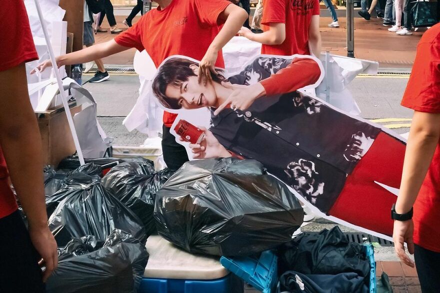 Photographer Continues To Roam The Streets Capturing Improbable Coincidences (59 New Pics)