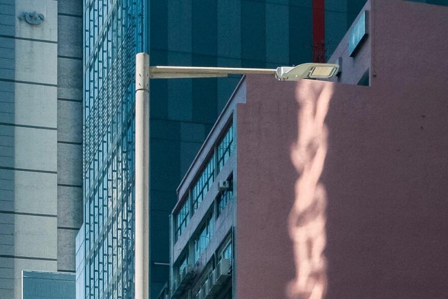 Photographer Continues To Roam The Streets Capturing Improbable Coincidences (59 New Pics)