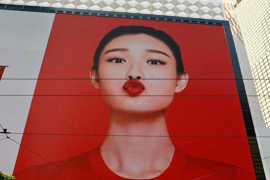 Photographer Continues To Roam The Streets Capturing Improbable Coincidences (59 New Pics)