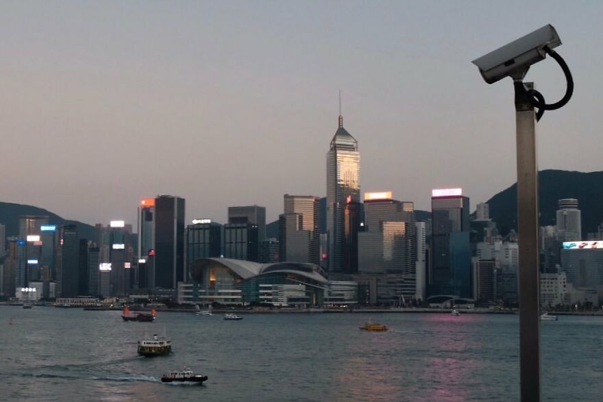 Photographer Continues To Roam The Streets Capturing Improbable Coincidences (59 New Pics)