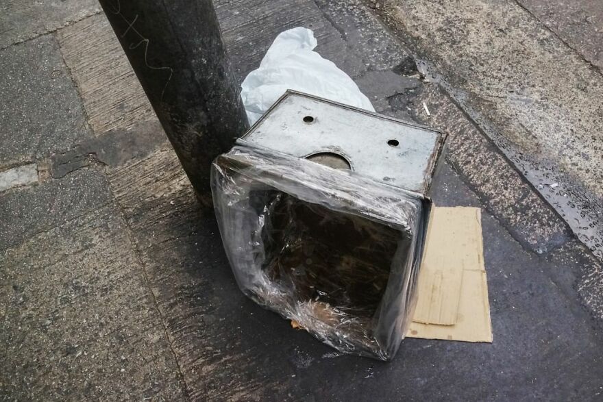 Photographer Continues To Roam The Streets Capturing Improbable Coincidences (59 New Pics)