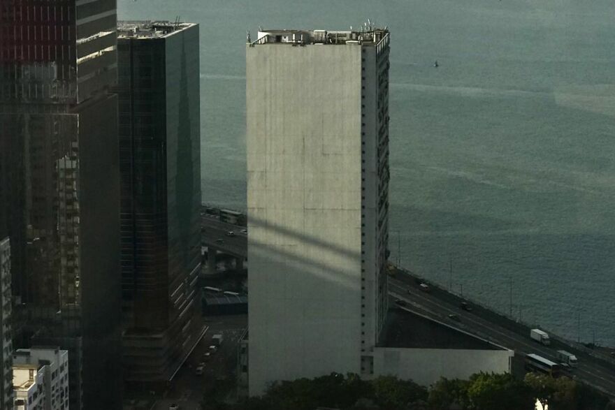 Photographer Continues To Roam The Streets Capturing Improbable Coincidences (59 New Pics)