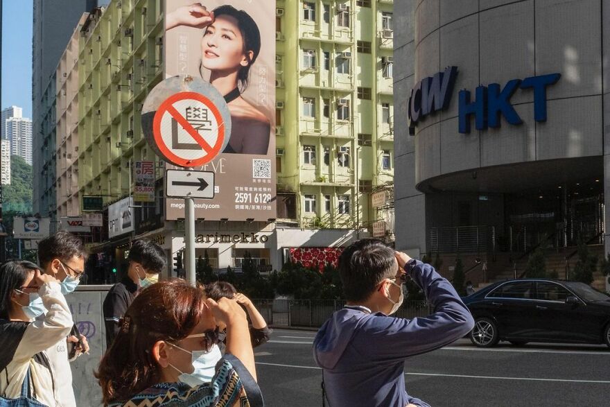 Photographer Continues To Roam The Streets Capturing Improbable Coincidences (59 New Pics)