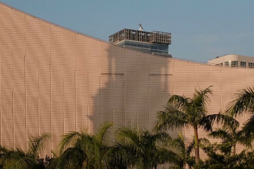 Photographer Continues To Roam The Streets Capturing Improbable Coincidences (59 New Pics)