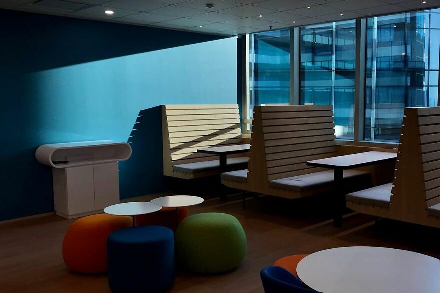 Photographer Continues To Roam The Streets Capturing Improbable Coincidences (59 New Pics)