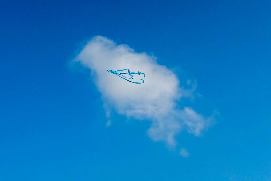 Photographer Continues To Roam The Streets Capturing Improbable Coincidences (59 New Pics)