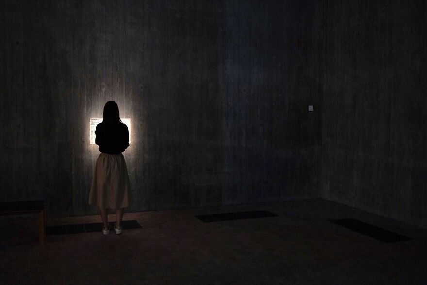 Photographer Continues To Roam The Streets Capturing Improbable Coincidences (59 New Pics)