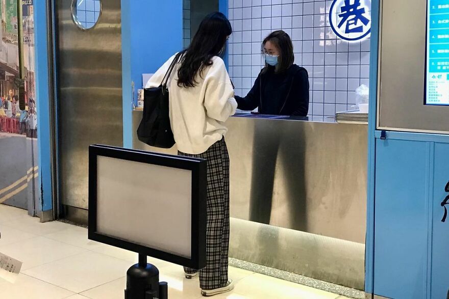 Photographer Continues To Roam The Streets Capturing Improbable Coincidences (59 New Pics)