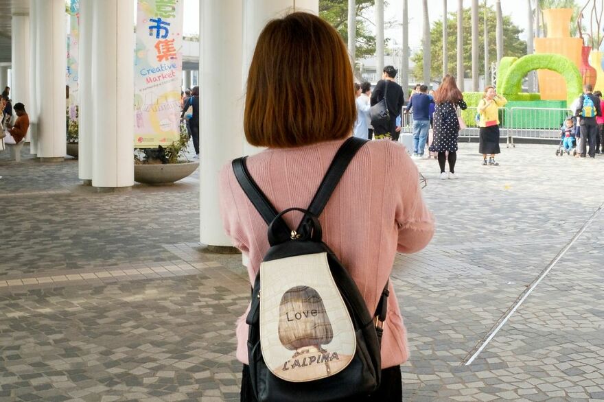 Photographer Continues To Roam The Streets Capturing Improbable Coincidences (59 New Pics)