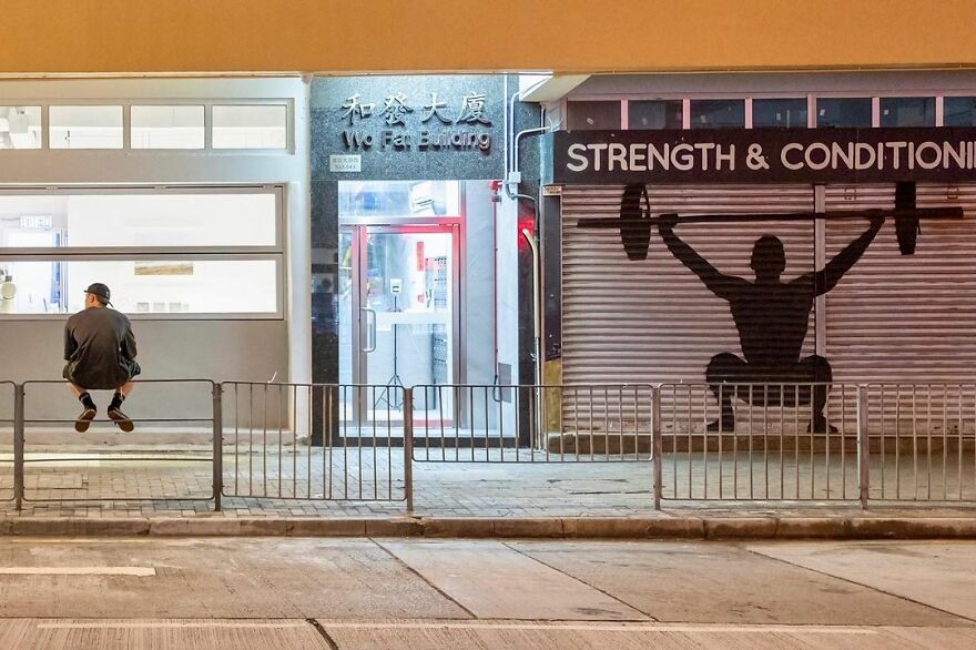 Photographer Continues To Roam The Streets Capturing Improbable Coincidences (59 New Pics)