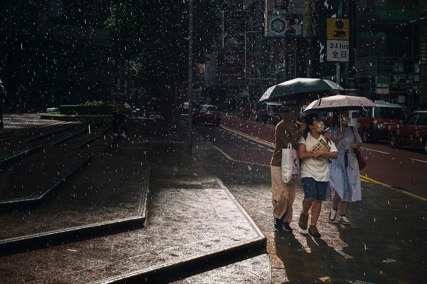 Photographer Continues To Roam The Streets Capturing Improbable Coincidences (59 New Pics)