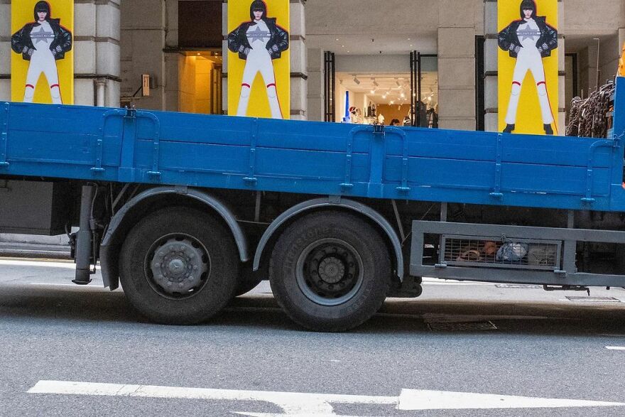 Photographer Continues To Roam The Streets Capturing Improbable Coincidences (59 New Pics)