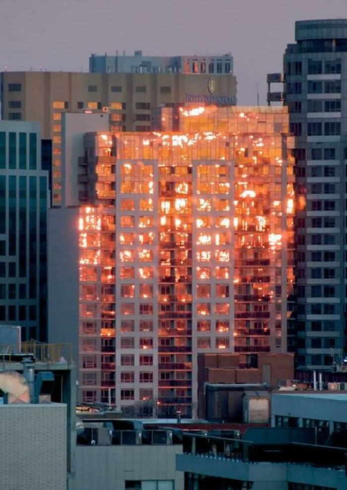 Siempre que lo veo pienso que este edificio está ardiendo, pero es un reflejo de la puesta de sol
