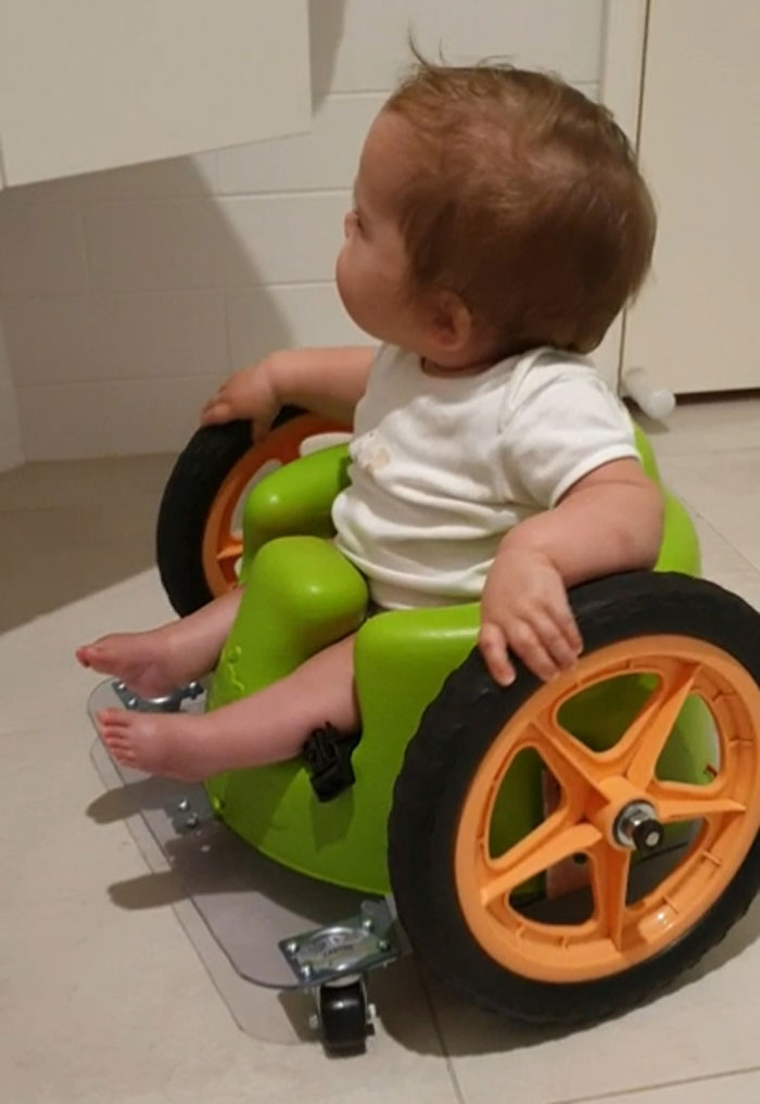 Momento de orgullo para un padre, primeras semanas en una silla de ruedas hecha en casa (nacido con discapacidad)