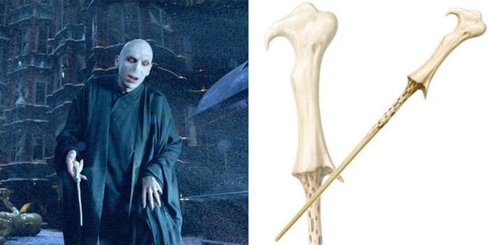 En Harry Potter (2007), Ralph Fiennes pidió que se añadiera un gancho a la varita de Voldemort para que pudiera moverse con más fluidez y "como una serpiente" sin que se le cayera la varita de la mano