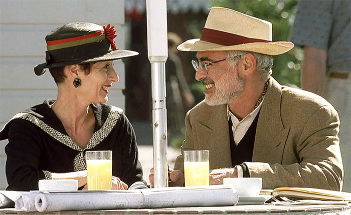 En El Show De Truman (1998), la pareja que aparece en la mesa es Daryl Davis y Robert Davis, que son los fundadores de Seaside, el pueblo donde se rodó la película. Aceptaron dar permiso para filmar, a cambio de un cameo