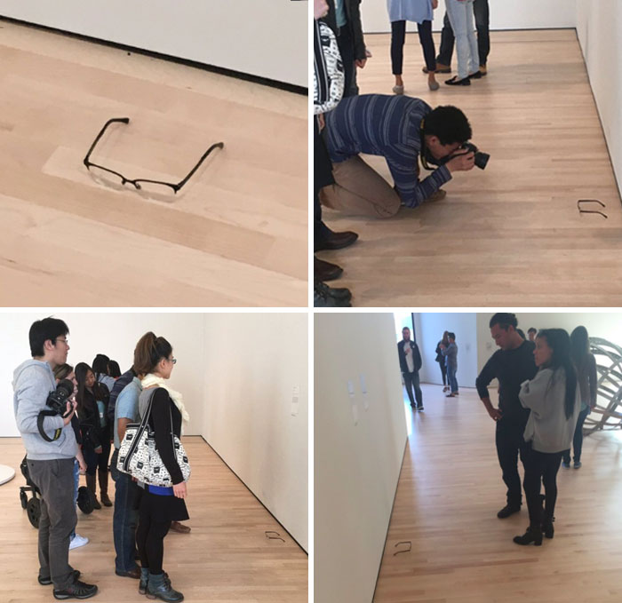 Pusimos unas gafas en el suelo en una galería de arte