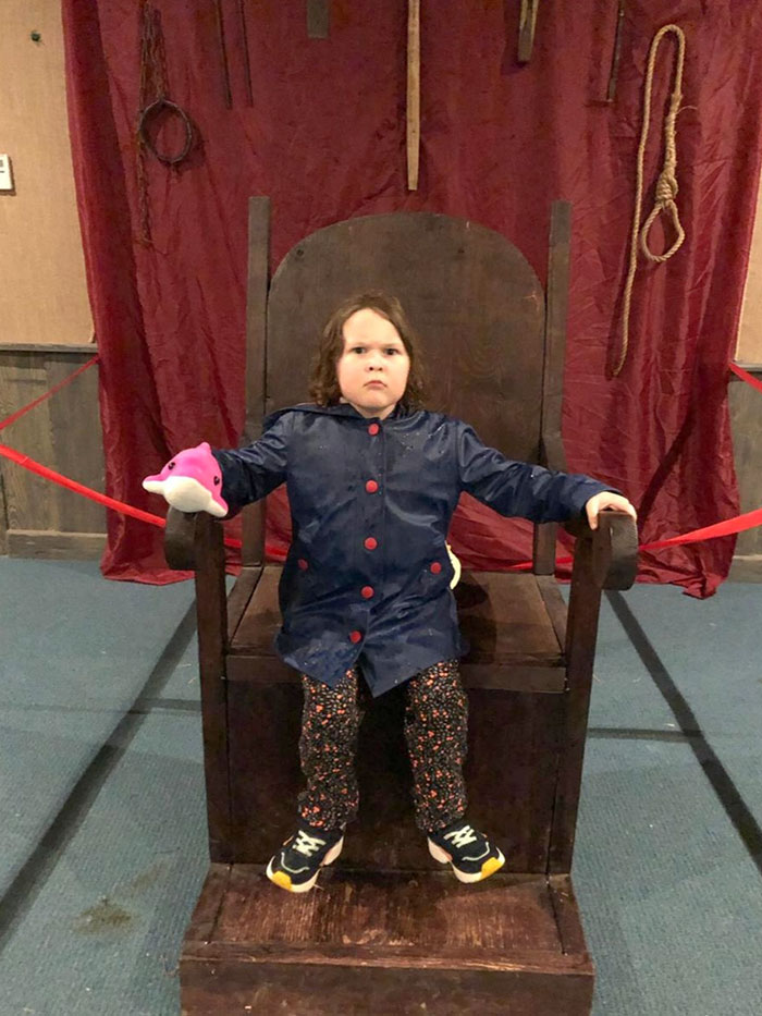 Mi hija en el museo de torturas de Ivan el Terrible. Esto es una obra de arte