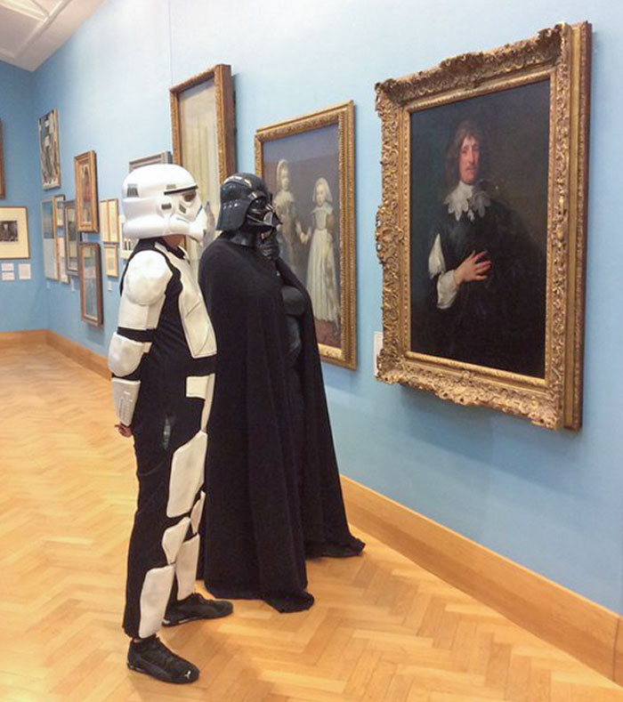 Este museo tiene una exhibición sobre Star Wars dentro de poco, y para promocionarlo, los empleados se disfrazan de personajes y van por ahi