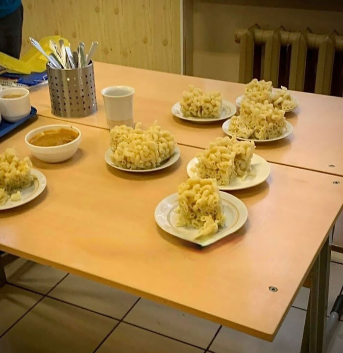La comida en una de las escuelas de Moscú. Supongo que son macarrones y cemento