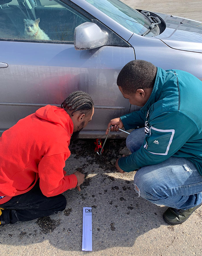 I Got A Flat Tire In An Unfamiliar Area, These Men Stopped And Offered To Help. They Ended Up Doing All The Work And Wouldn’t Accept Money When I Offered