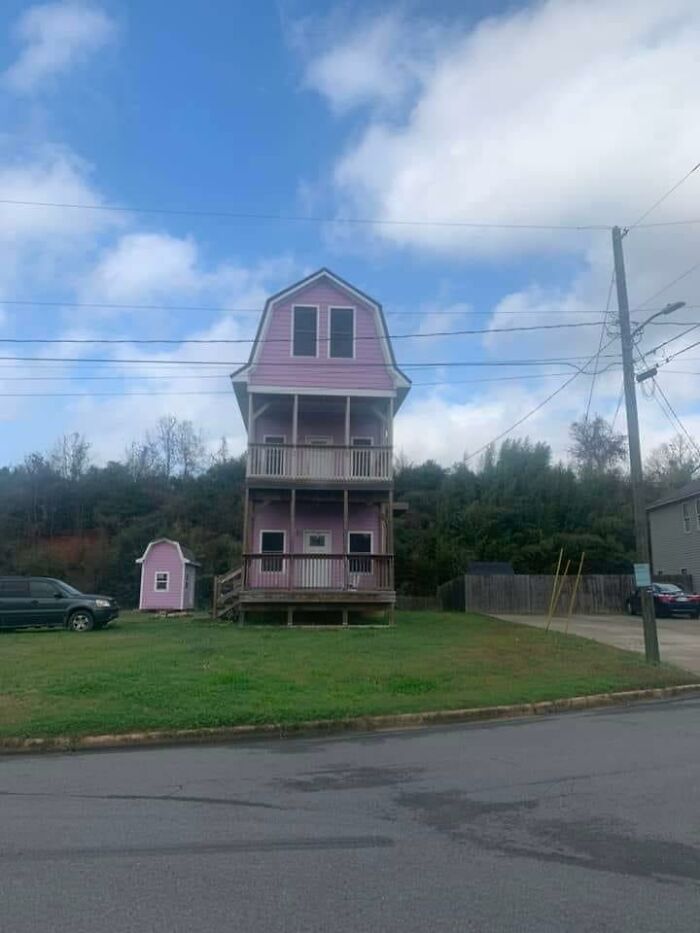 This Is A House In Tuscaloosa, Al. It's Near The Uofa Campus, I Assume They Had A Small Lot And Wanted Cram As Many College Kids On It As Possible