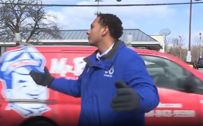 Mom Interrupts Son’s Live Shoot, Leaves Cameraman in Stitches, And Becomes Internet Sensation Mom Interrupts Son’s Live Shoot, Leaves Cameraman in Stitches, And Becomes Internet Sensation