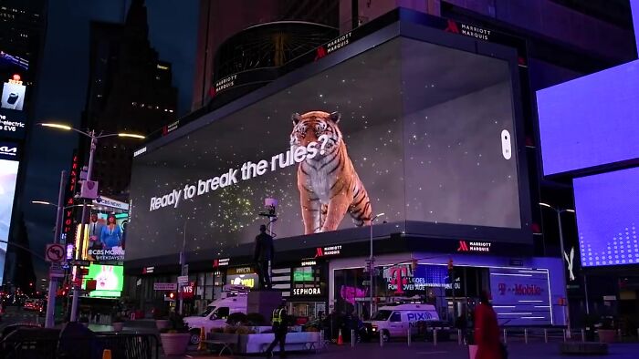 Giant Hyper-Realistic 3D Tiger Billboard Appears In World’s Biggest Metropolises, Mesmerizes The Passersby Giant Hyper-Realistic 3D Tiger Billboard Appears In World’s Biggest Metropolises, Mesmerizes The Passersby